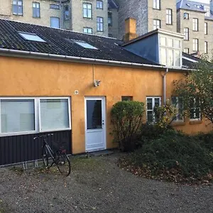 In Quiet Yellow Courtyard Affittacamere Copenaghen